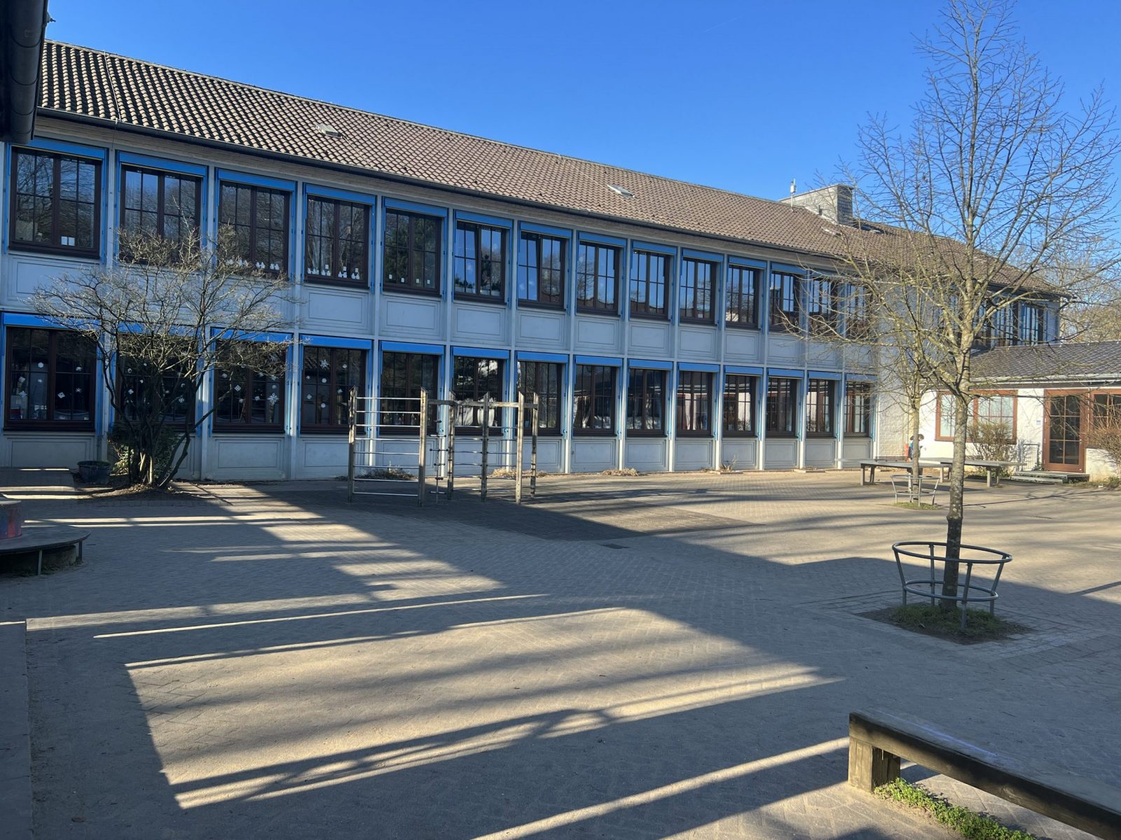 Schulhof und Schulgebäude - Altbau